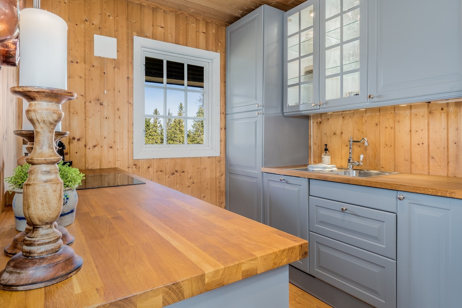 Hyggelig kjøkkenkrok med innredning fra 2014. Galleribilde