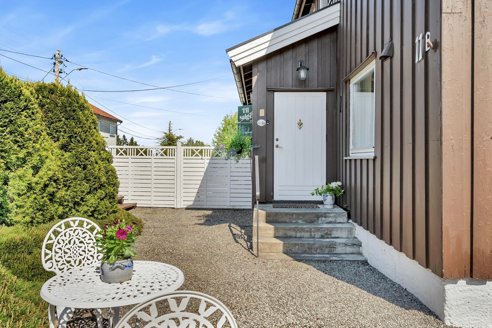 Fint uteområde foran på eiendommen med lite innsyn Galleribilde