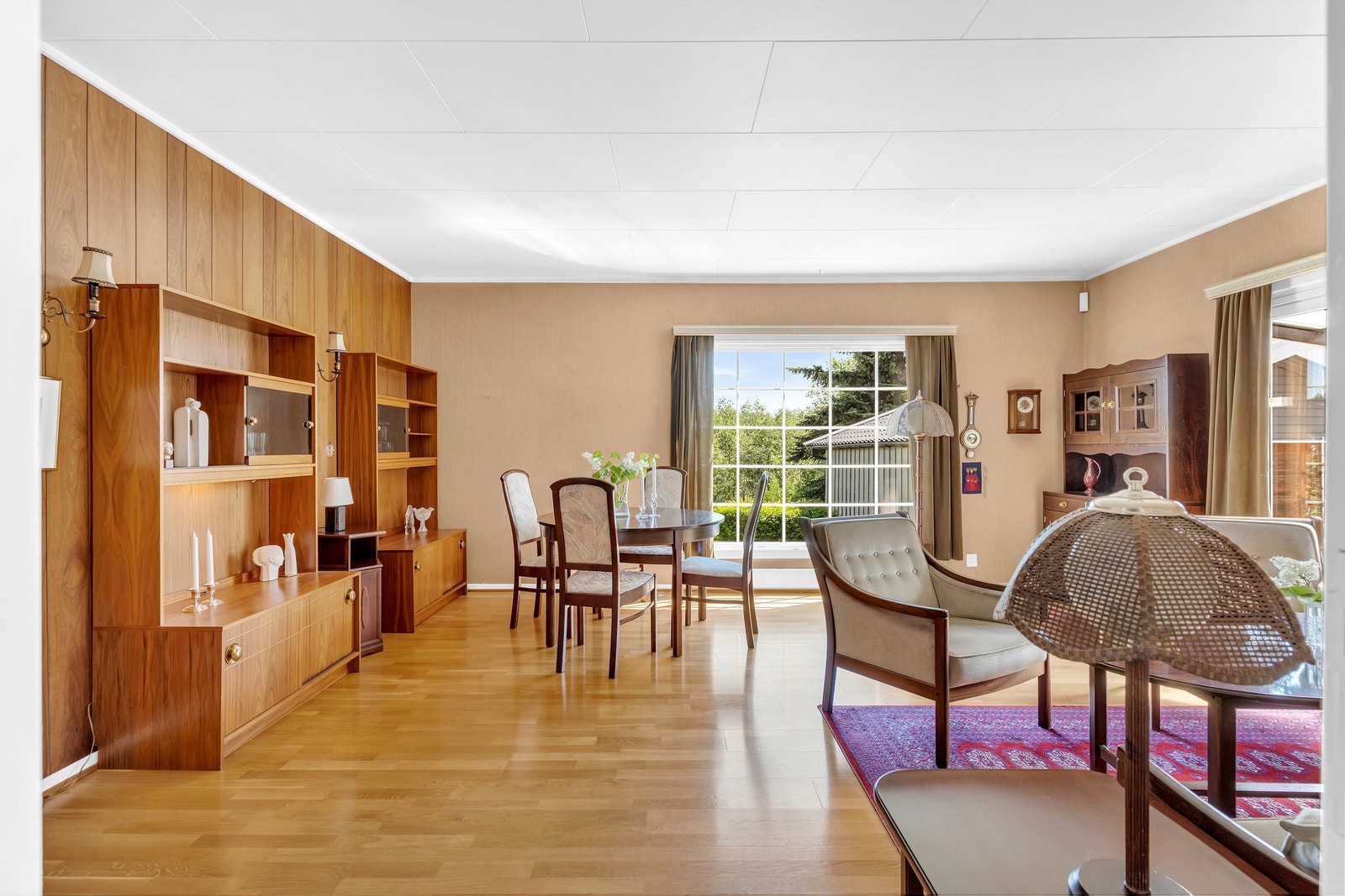 Stuen har store vindusflater som gir mye naturlig belysning Galleribilde
