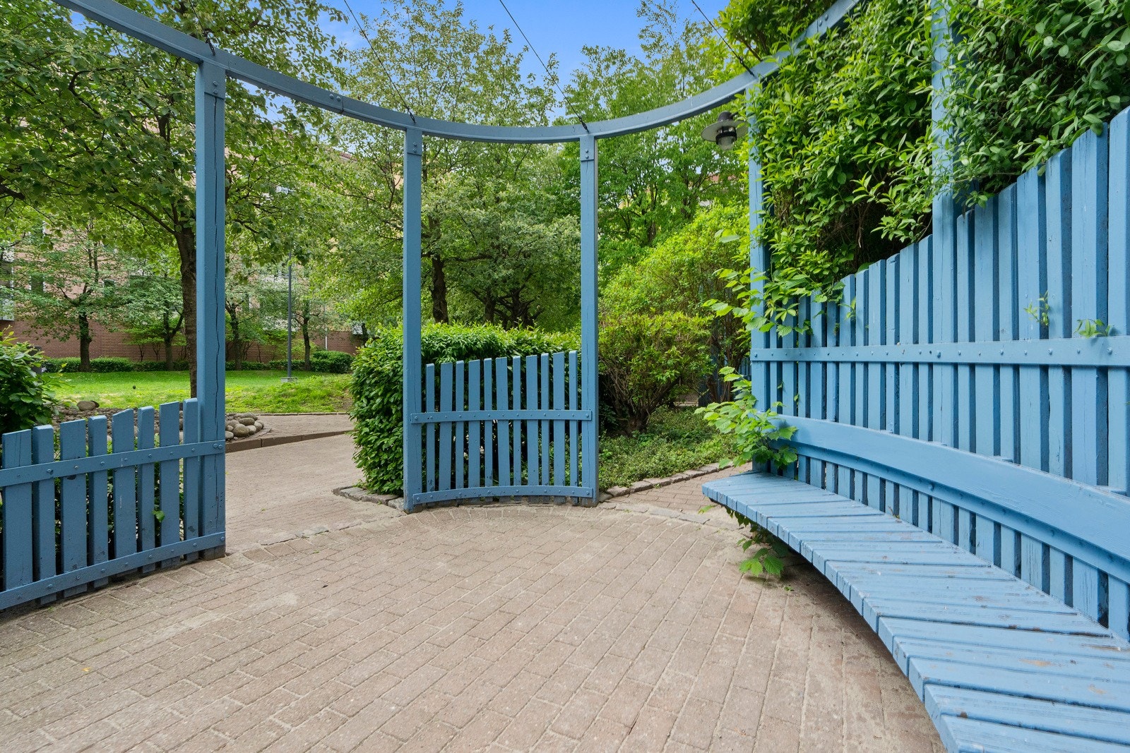 Stor og skjermet bakgård, med park- og lekeområde som kun er tilgjengelig for beboerne. Galleribilde