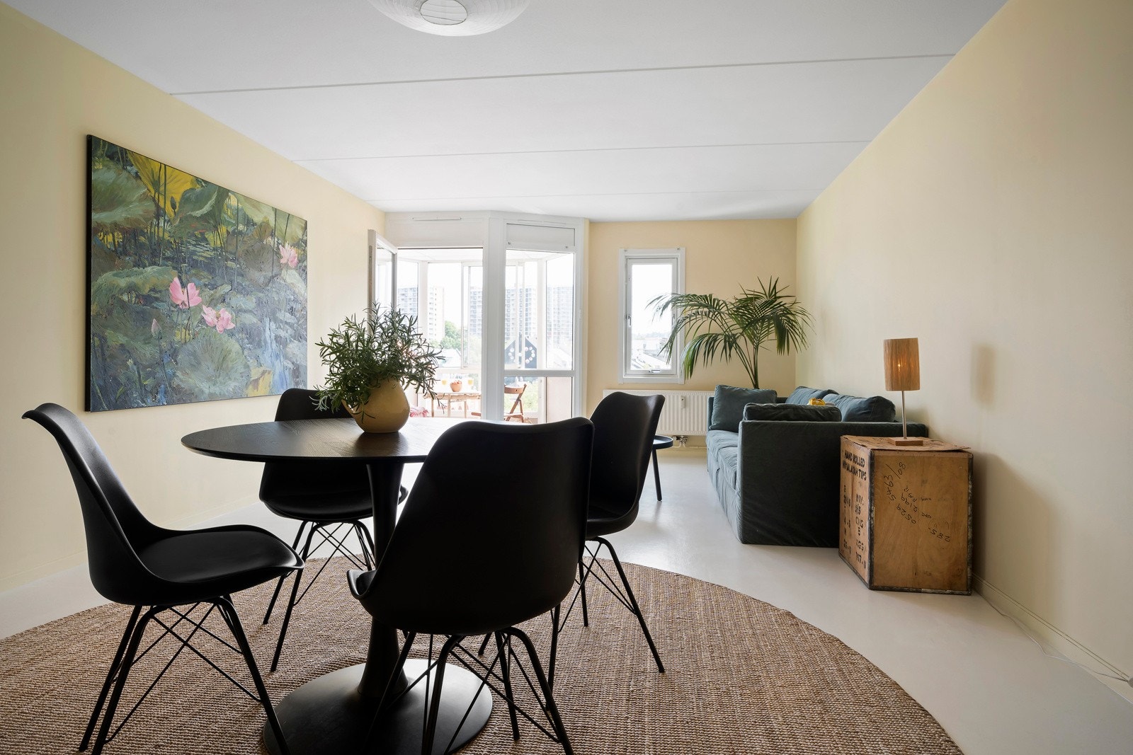 Det er god plass til både spisegruppe og sofagruppe i stuen. Galleribilde