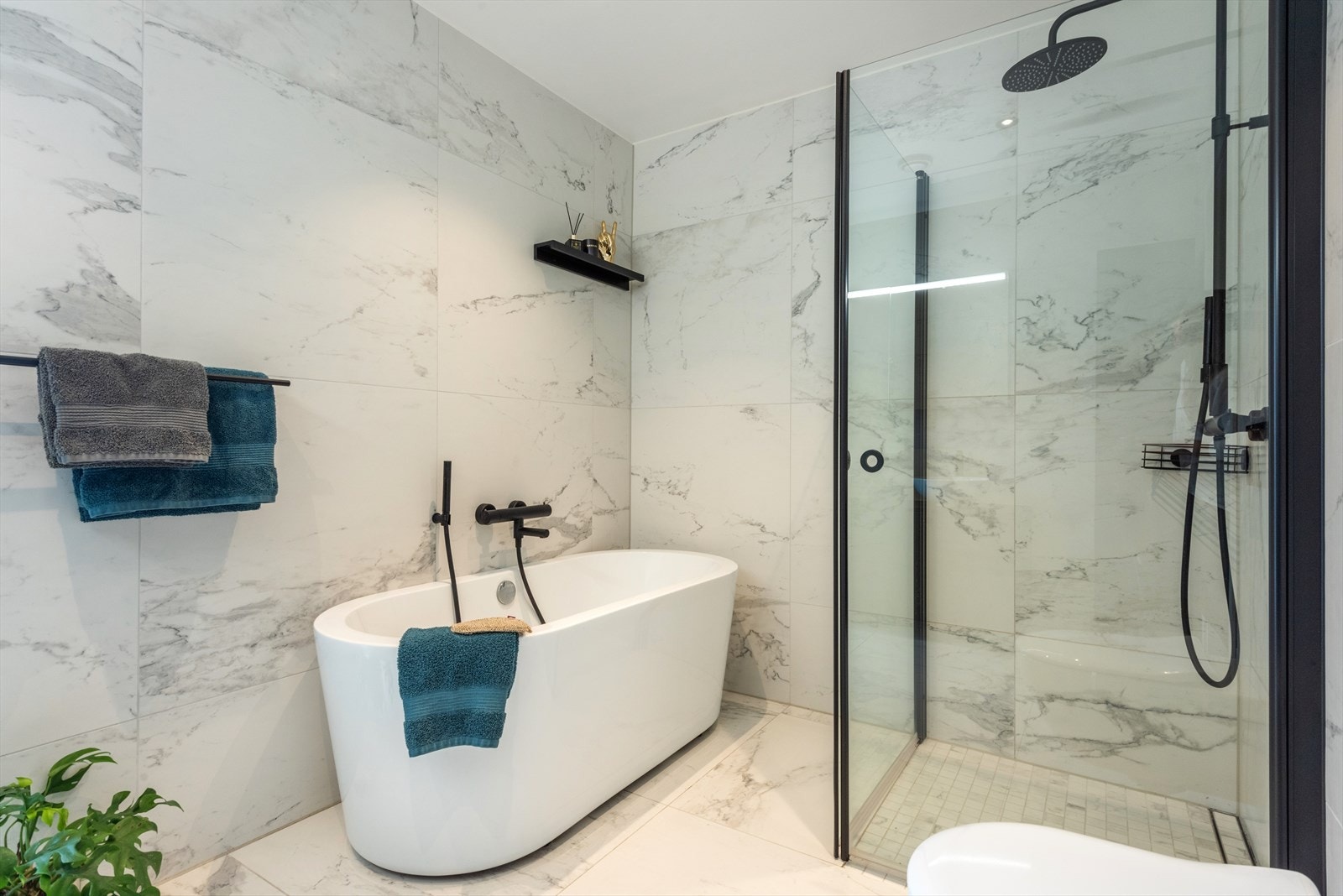 Badet er innredet med både badekar og dusj Galleribilde