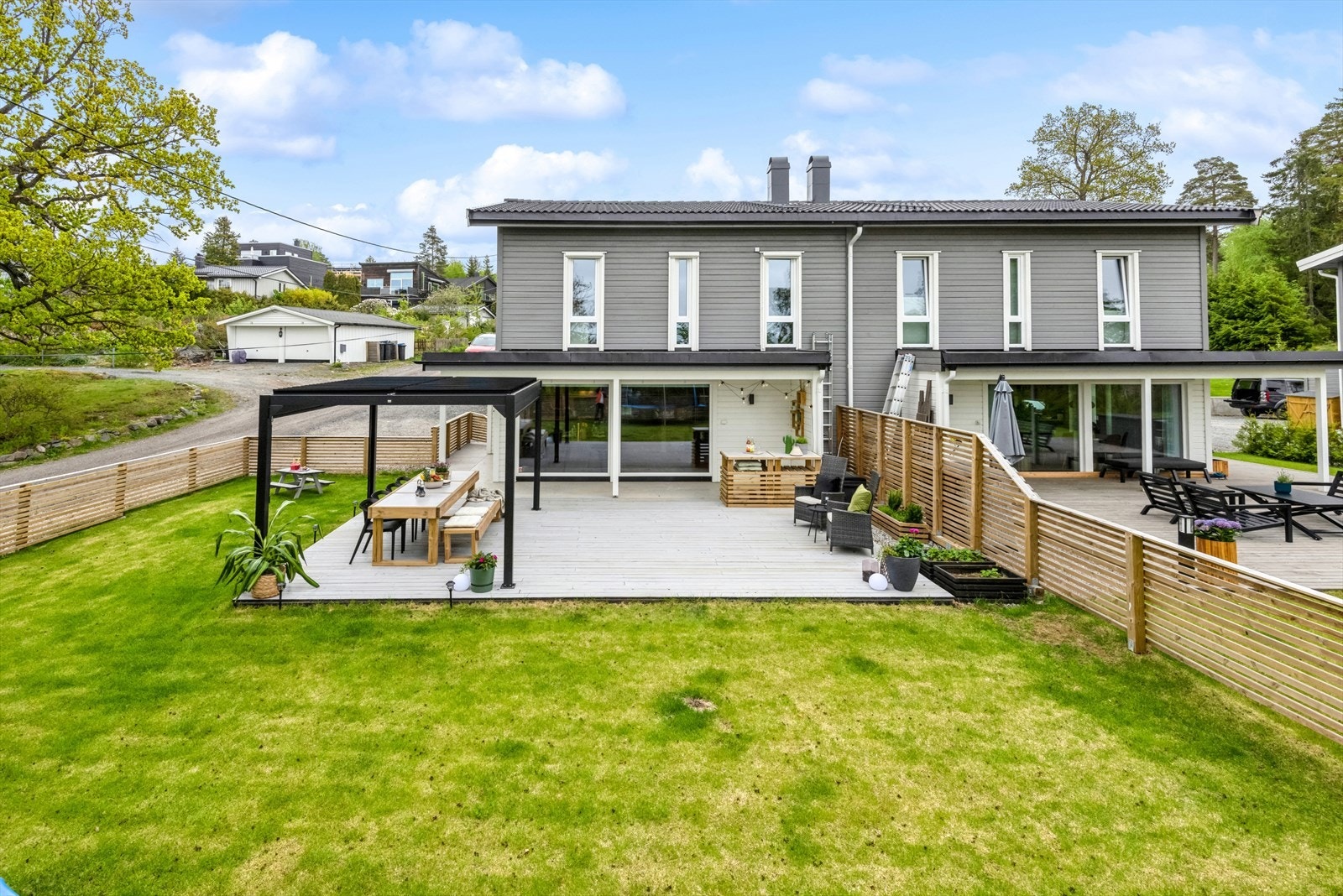 Solrik terrasse som flukter med hagen Galleribilde