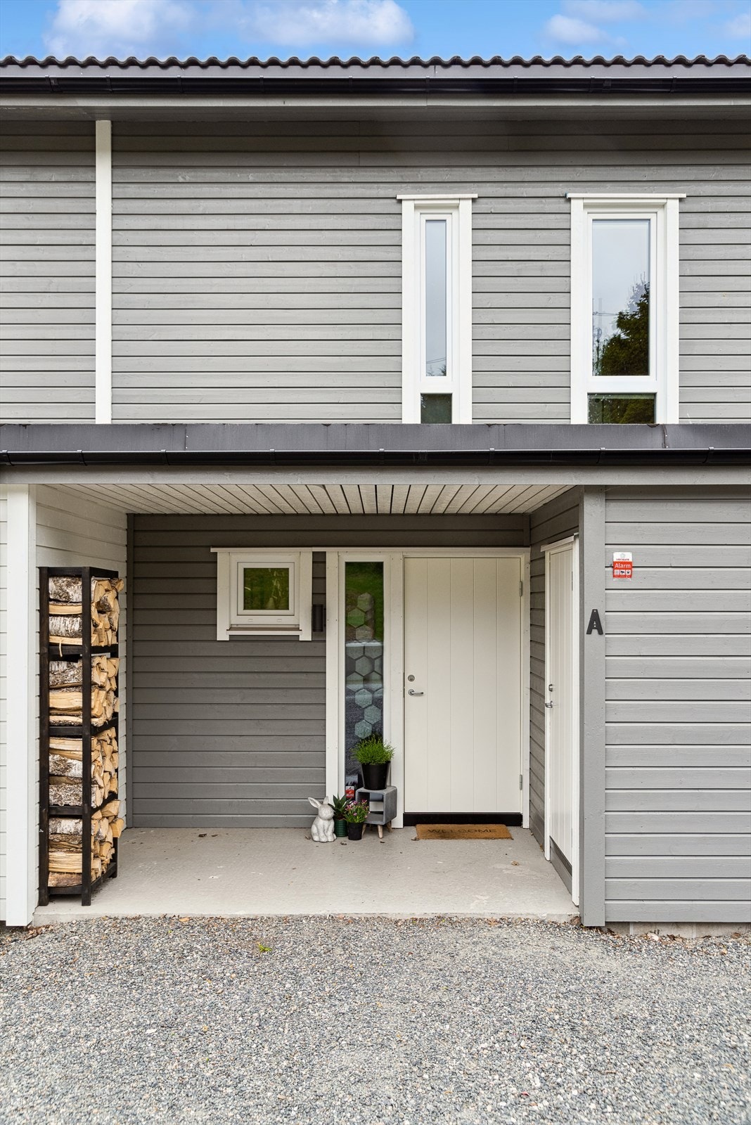 Boligen har et hyggelig overbygd inngangsparti, hvor det også er adkomst til bod Galleribilde