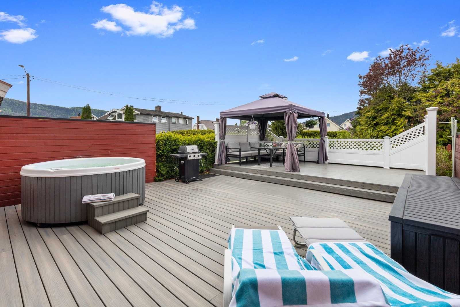 Fra stuen er det utgang til en stor terrasse på 61 kvm, hvor du kan nyte gode solforhold store deler av dagen. Galleribilde
