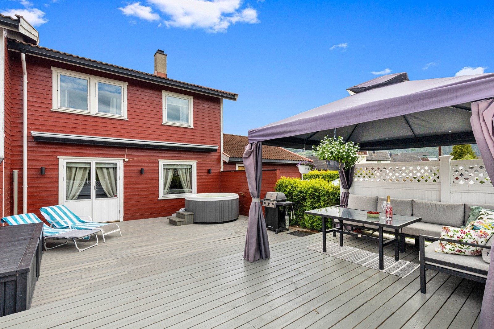 Privatmegleren ved Magnus Landgraff har gleden av å presentere dette pene og velholdte rekkehuset med terrasse på 61 kvm, jacuzzi og garasje beliggende på Vinnes i Drammen kommune. Galleribilde