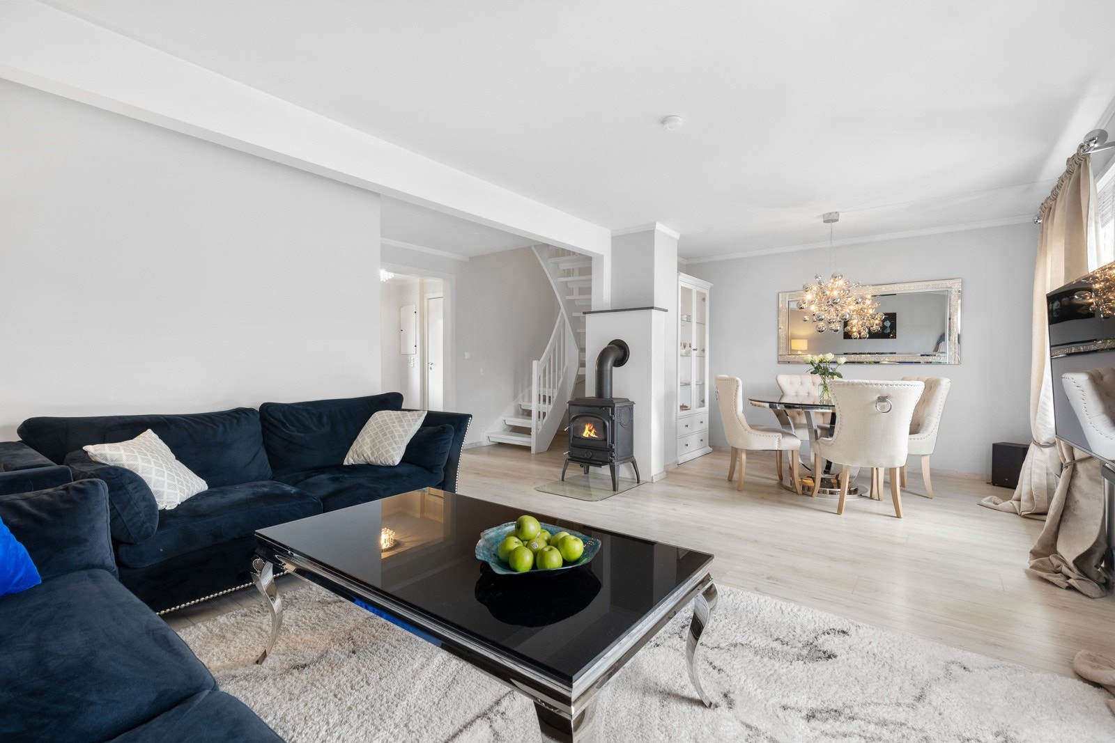 Stuen har gode vindusflater som gir fine lysforhold, deriblant glassfelt i tofløyet terrassedør til stor uteplass med jacuzzi. Galleribilde