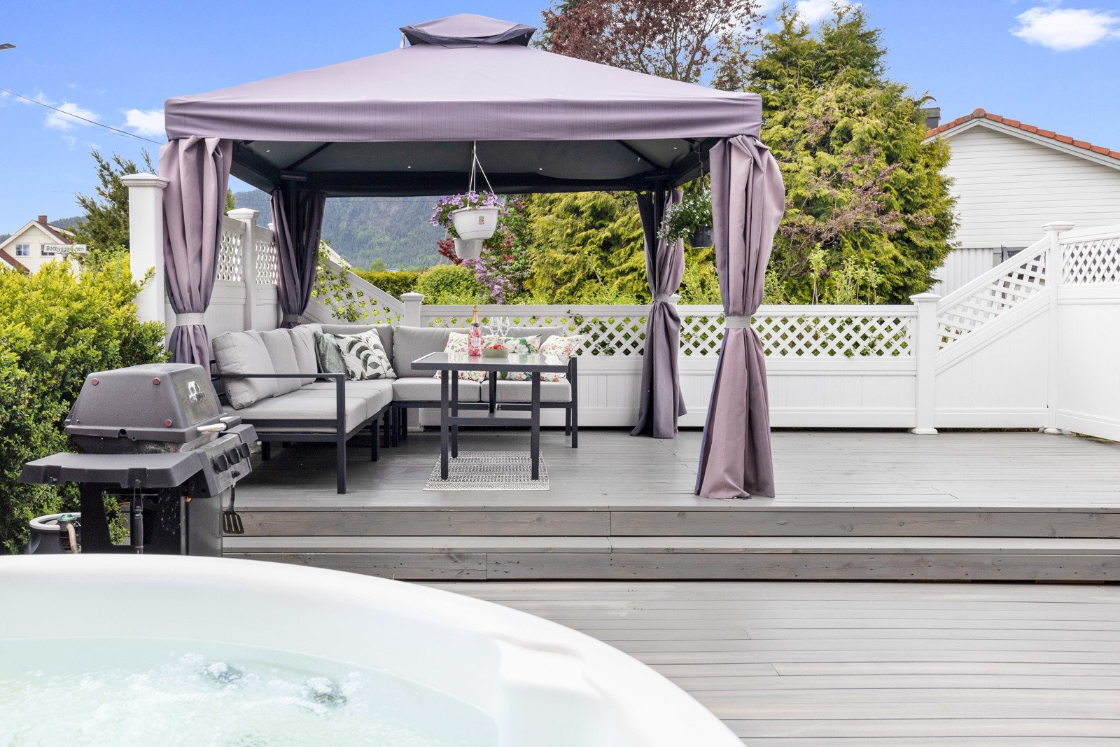 På motsatt side av terrassen har du et opphøyd felt av god størrelse, hvor det gjerne kan være hagemøbler under pergola. Galleribilde