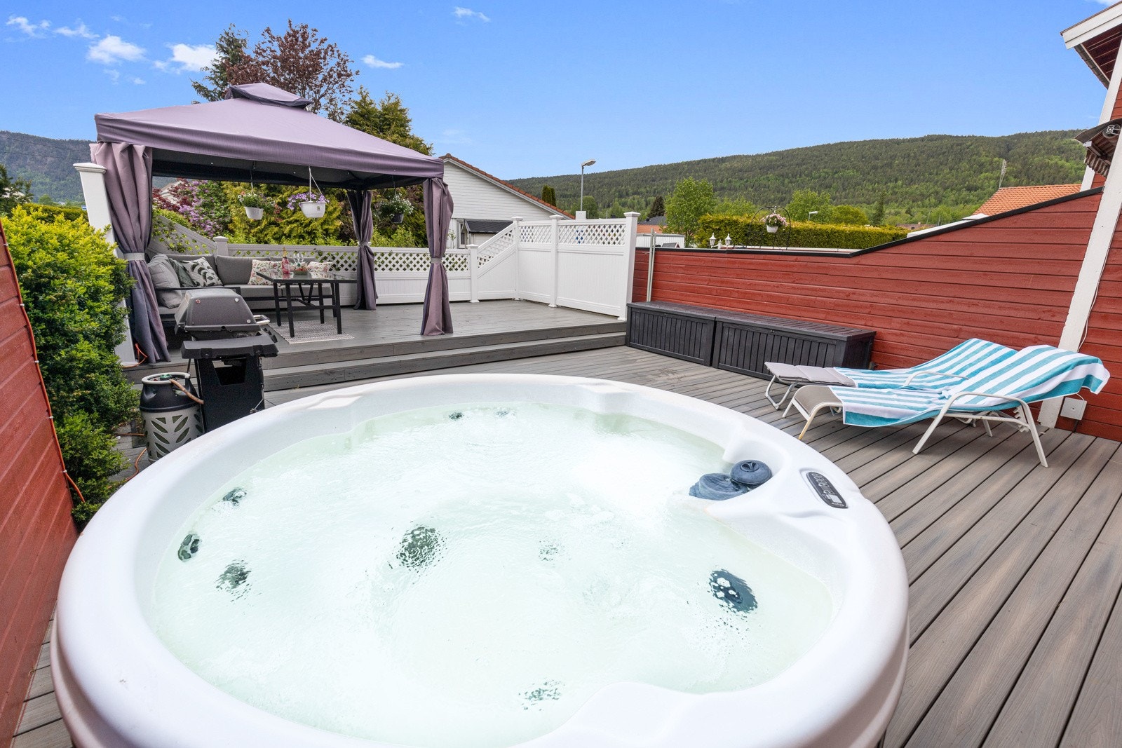 Nær husveggen er det montert en deilig jacuzzi som gir mulighet for ekstra velvære, og det går praktiske trappetrinn opp til jacuzzien. Galleribilde
