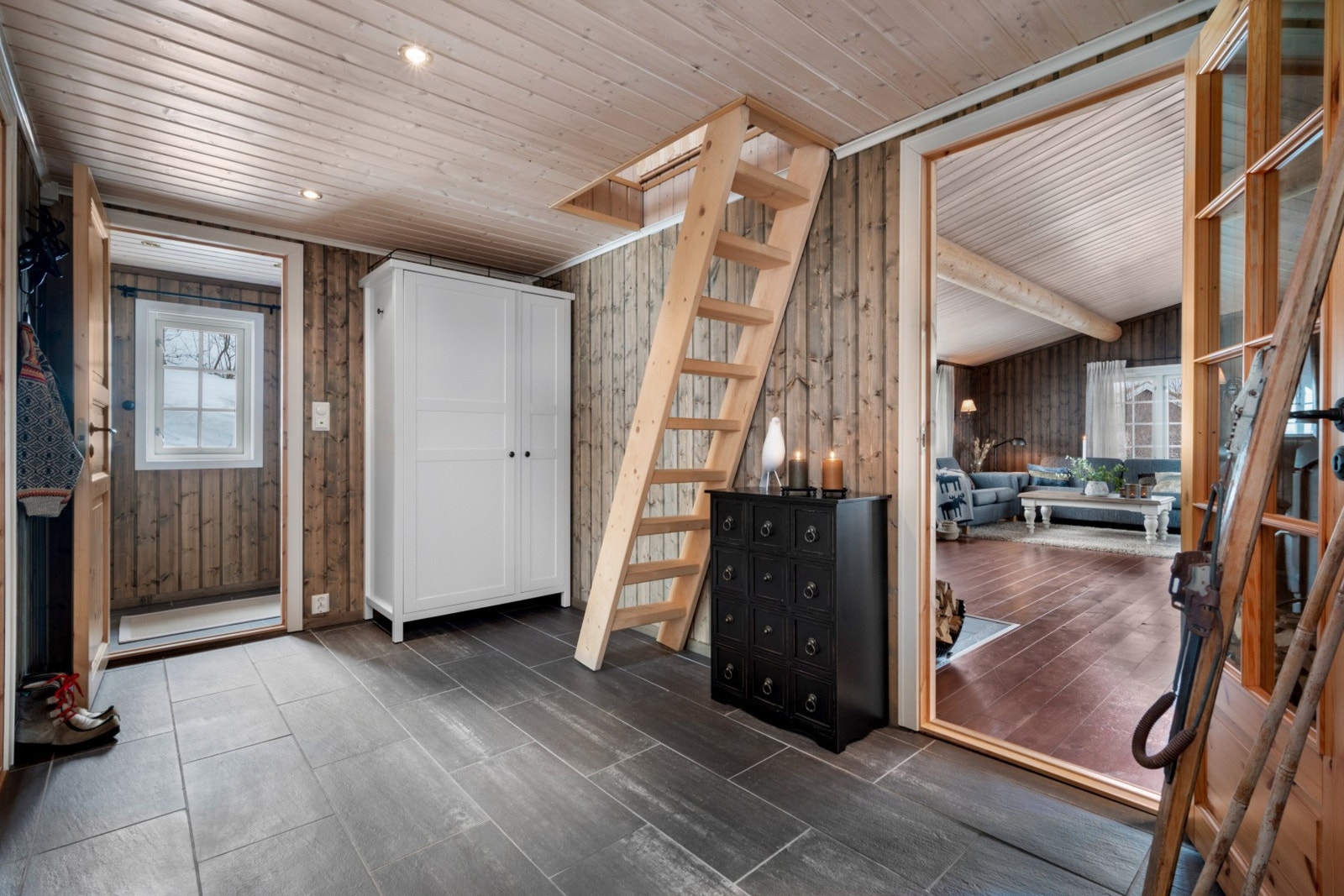 Gangareal med rom for ytterligere lagring. Her er det varme i gulv. Galleribilde