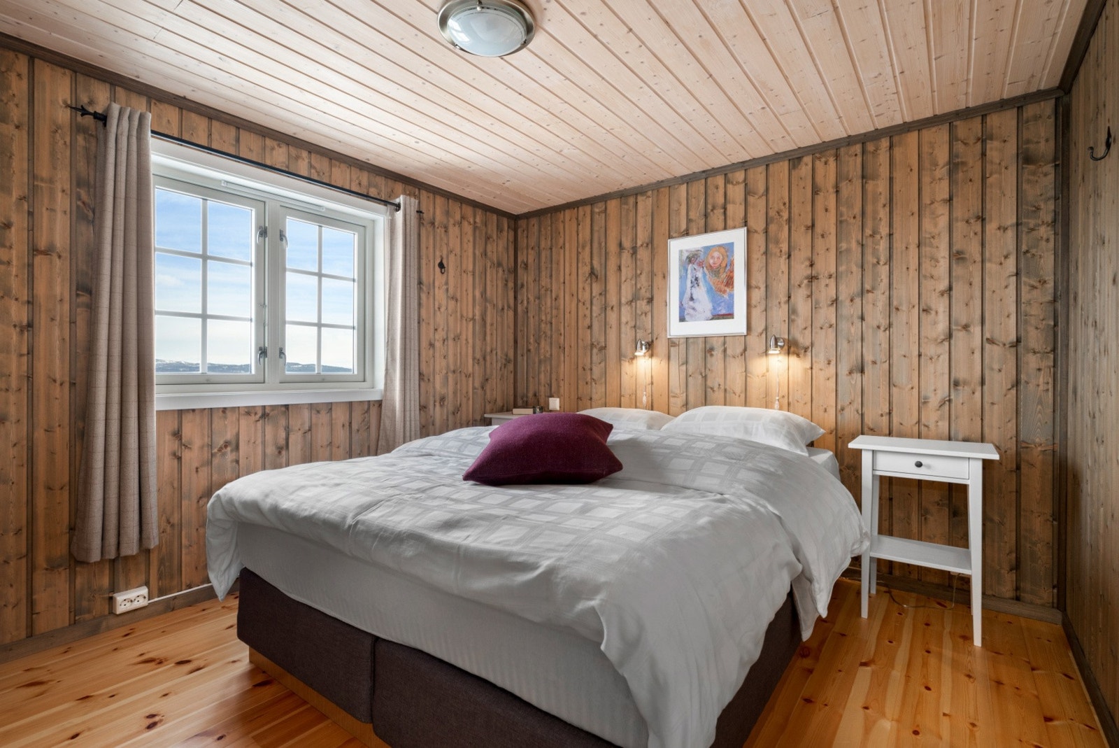 Soverom 1 er på 8m². Alle rommene varmes opp via panelovn. Galleribilde