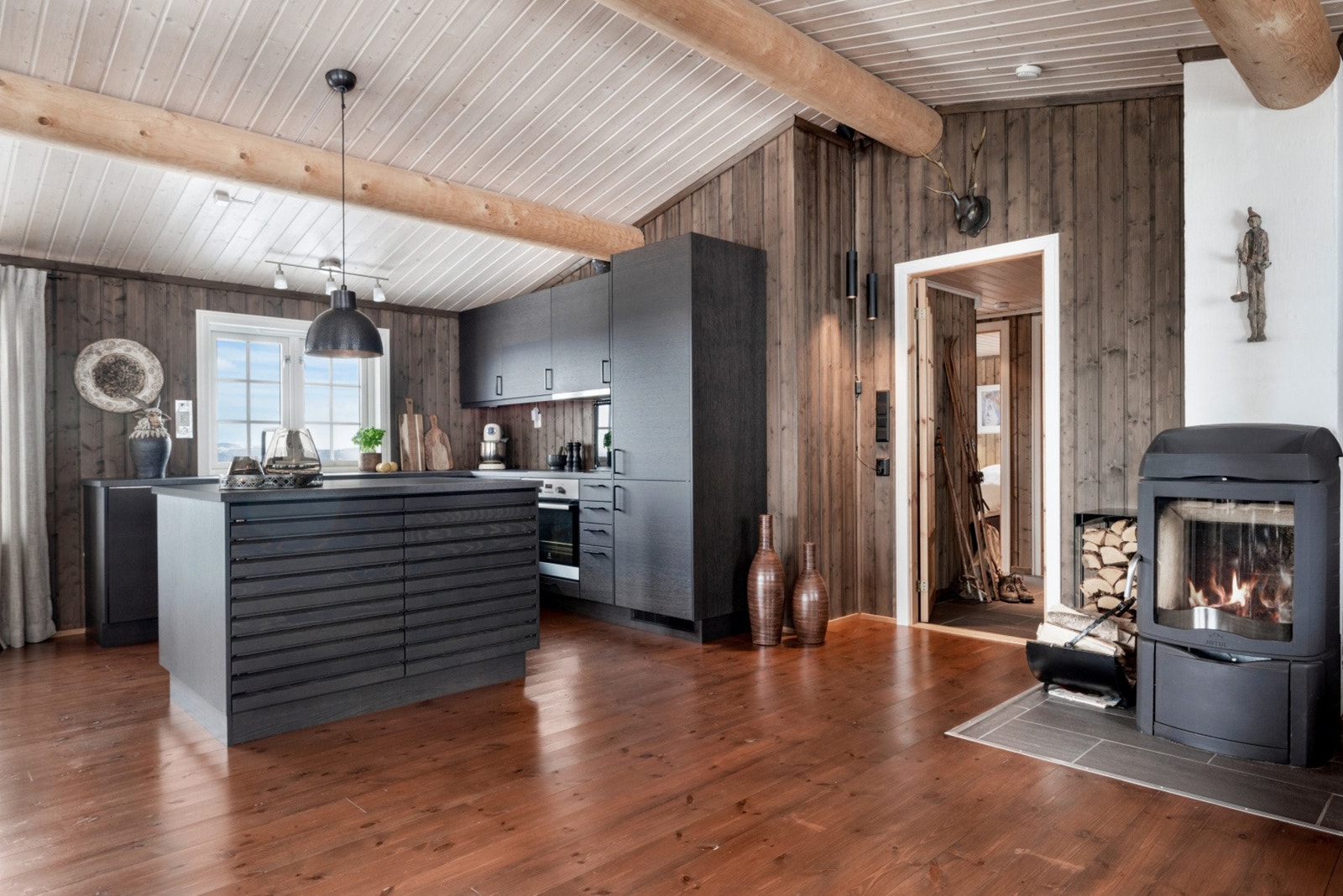 Takstmann har satt tilstandsgrad 0 på kjøkkenets overflater og innredning. Galleribilde