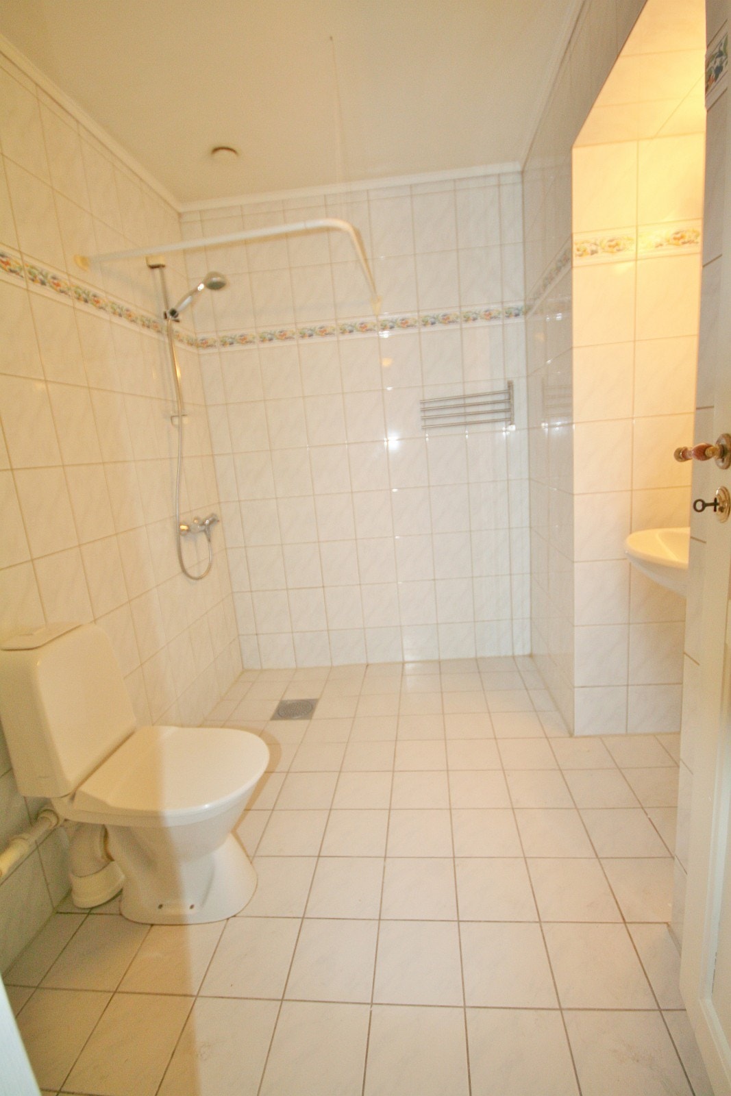 SPA avdelig, lyst, pent og fresht, selvsagt varmekabler i gulv, opplegg for vaskemaskin. Digert baderom Galleribilde