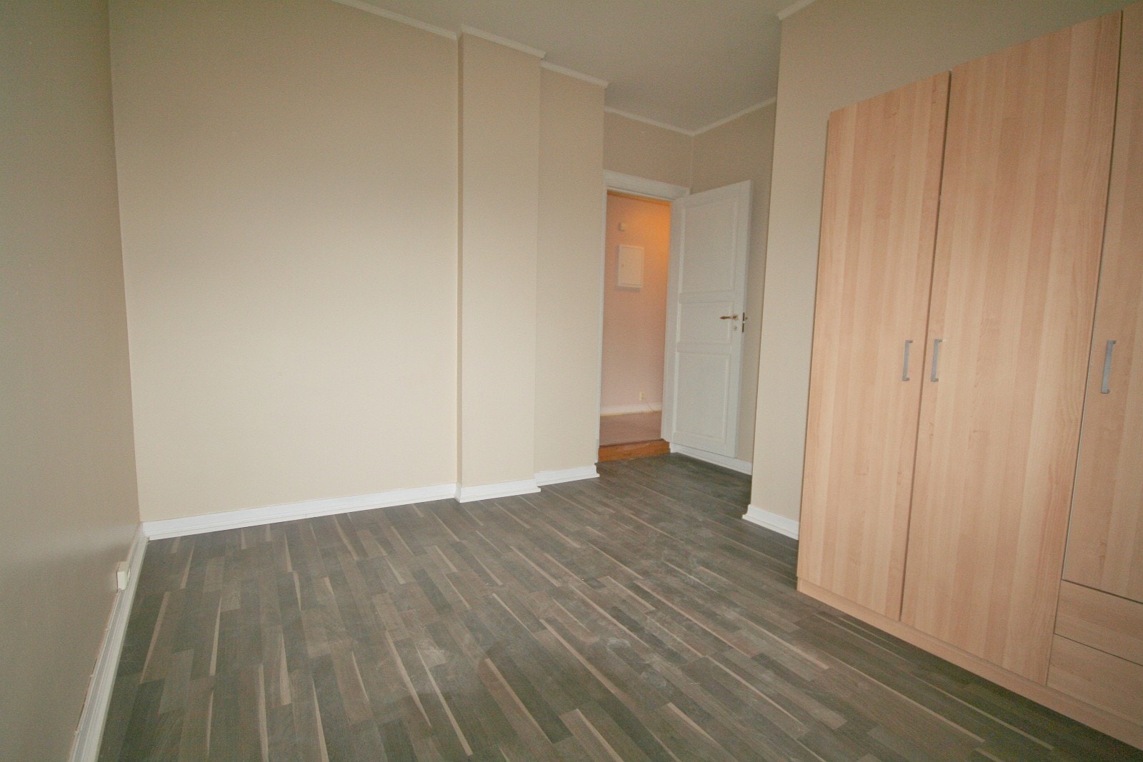 Master bedroom. Det største og grommeste rommet i leiligheten Galleribilde