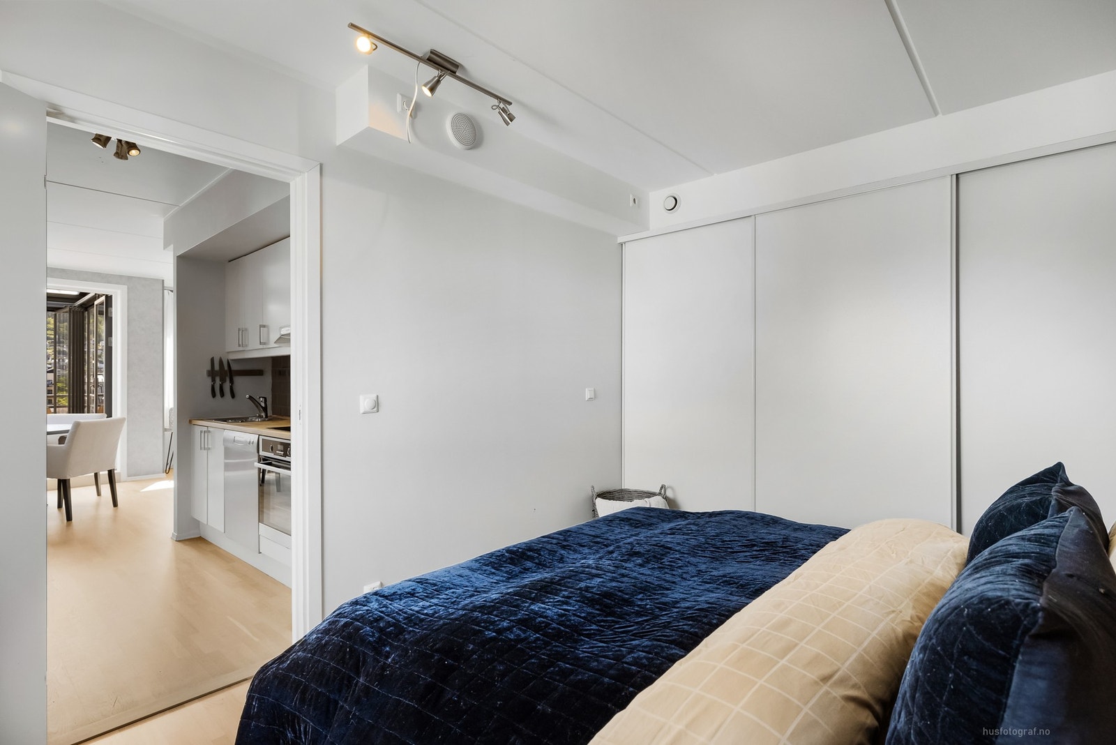 Romslig soverom med skyvedørsgarderobe. Galleribilde