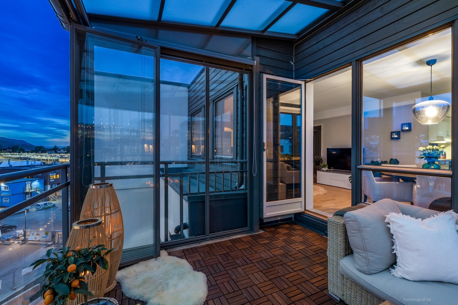 Solrik sørvendt innglasset balkong på ca. 12 kvm. Galleribilde