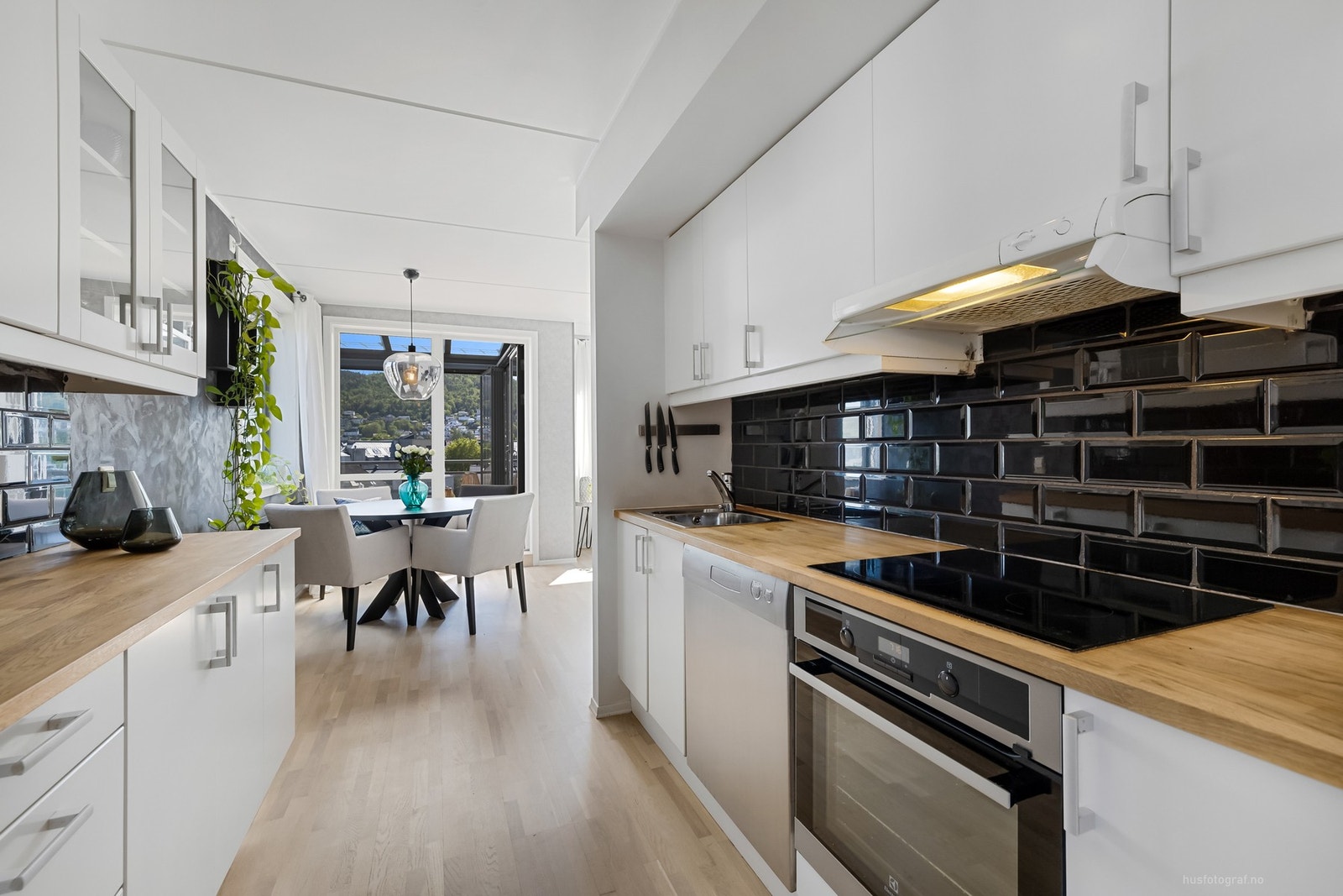 Oppgradert kjøkken med hvit glatt kjøkkeninnredning. Galleribilde