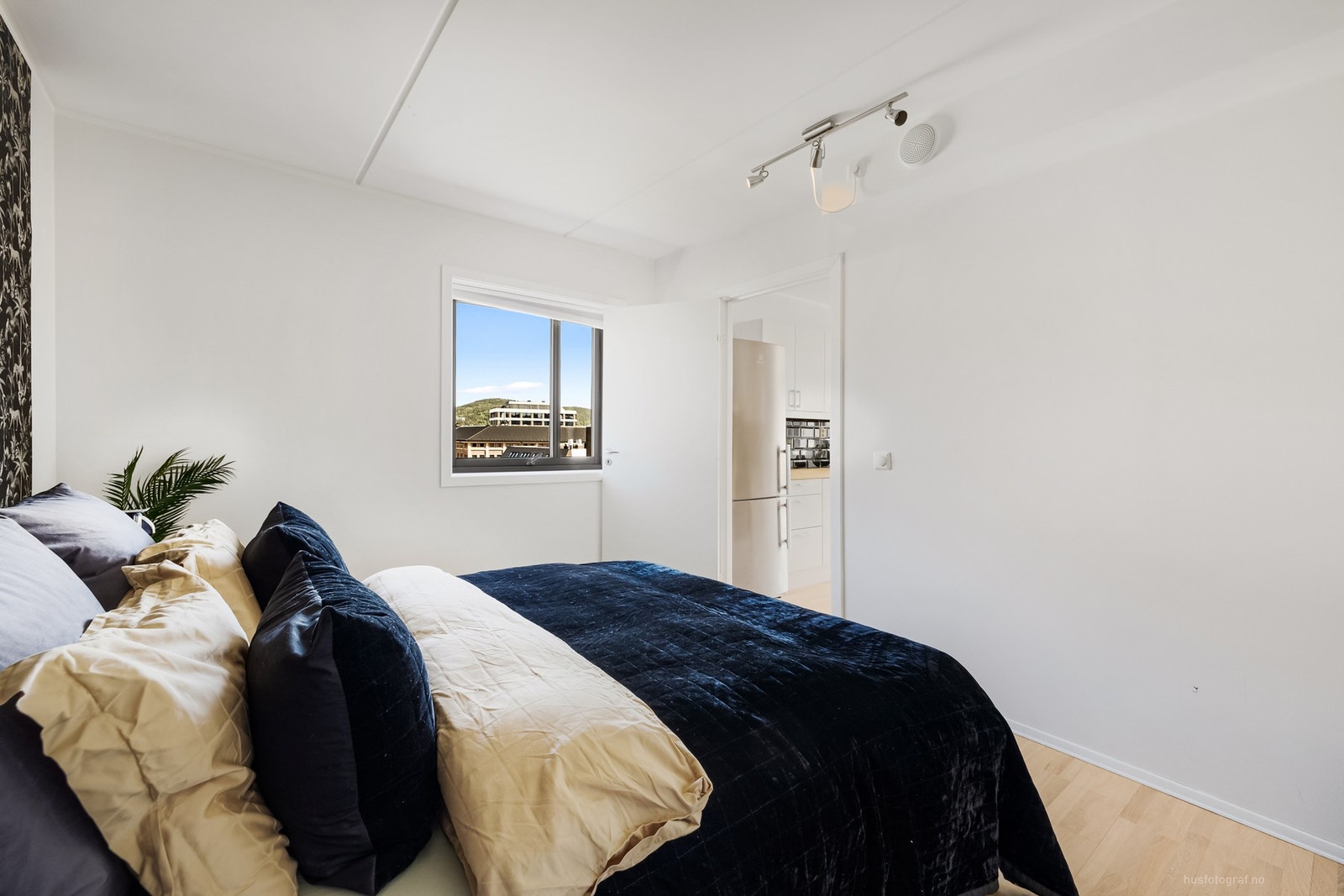 Romslig soverom med skyvedørsgarderobe. Galleribilde