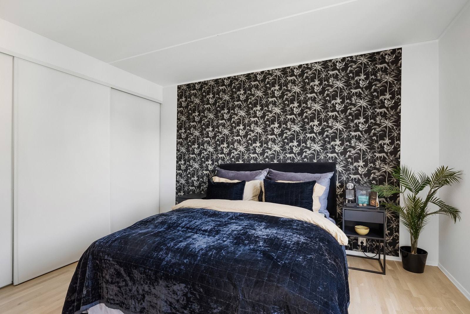 Romslig soverom med skyvedørsgarderobe. Galleribilde