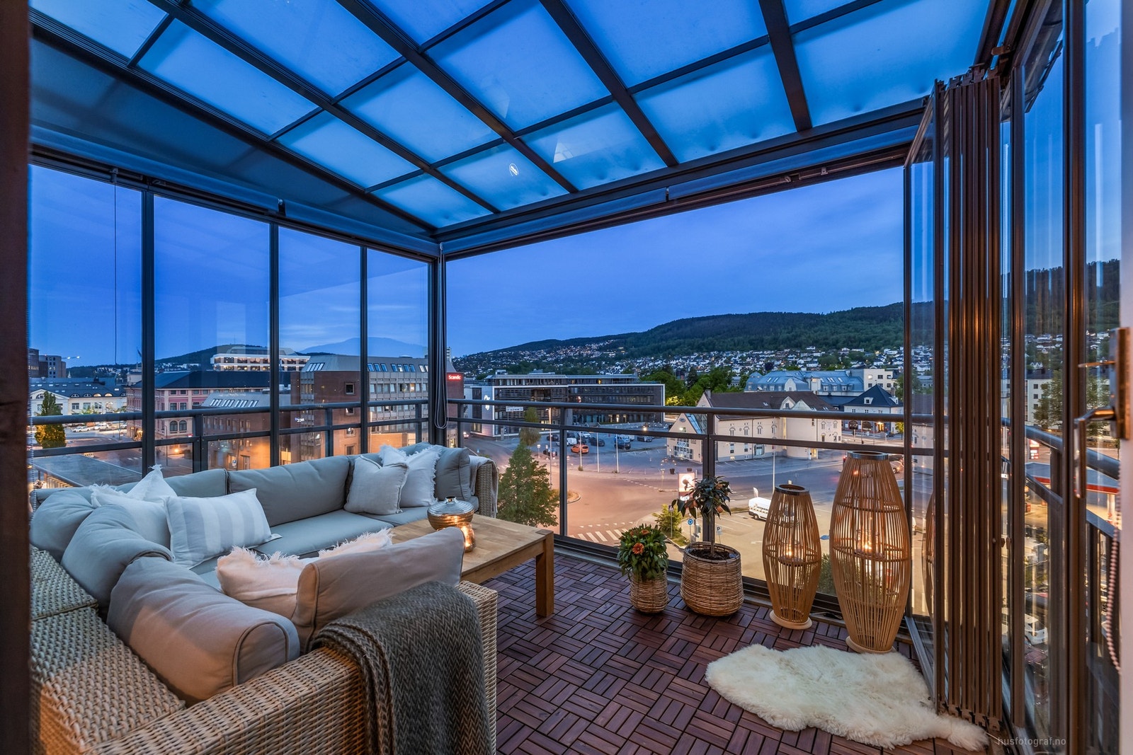 Solrik sørvendt innglasset balkong på ca. 12 kvm. Galleribilde