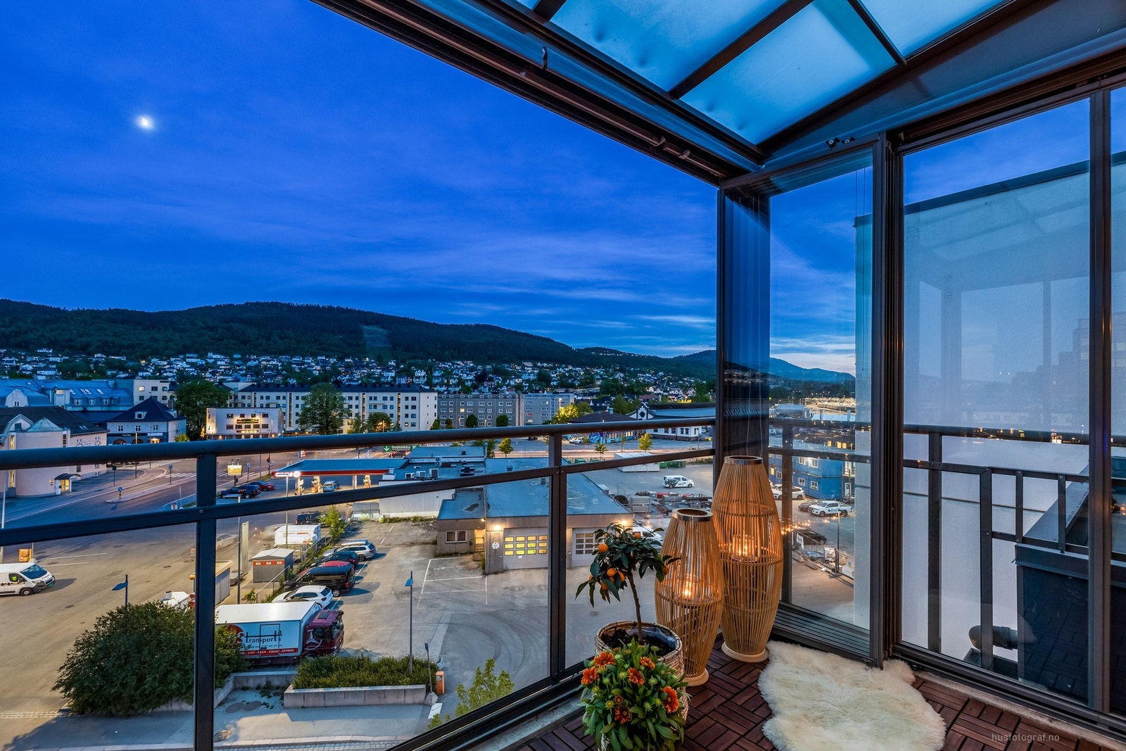 Solrik sørvendt innglasset balkong på ca. 12 kvm. Galleribilde