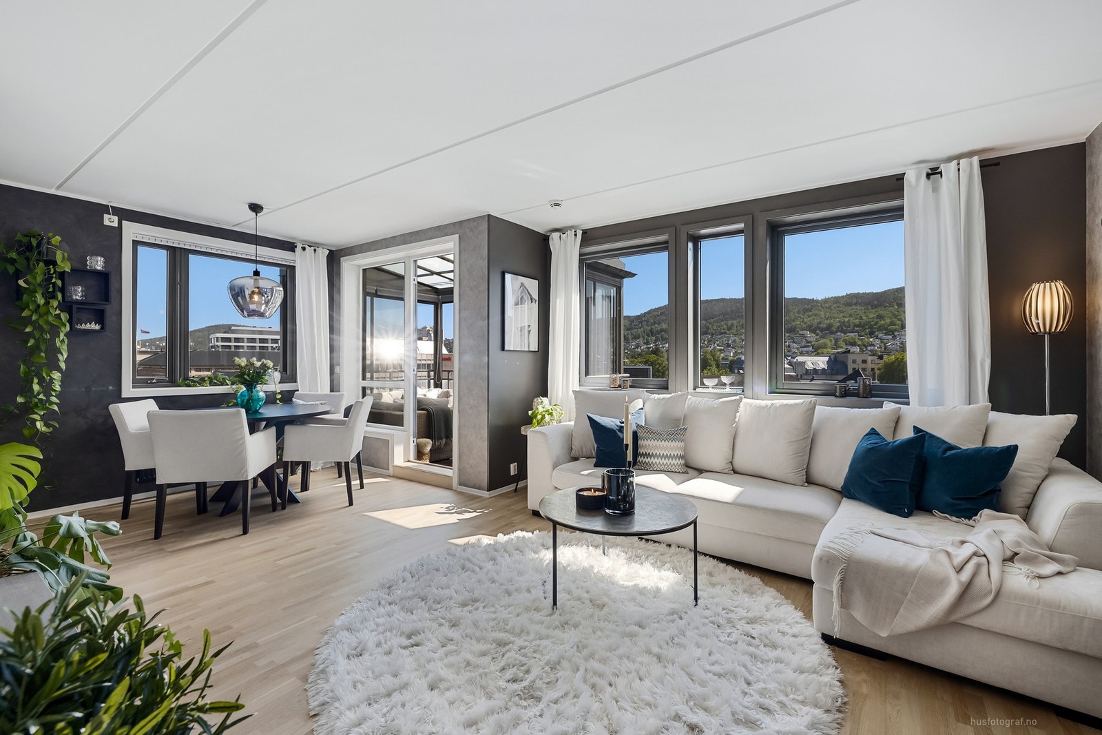 Stue med utgang til solrik sørvendt innglasset balkong. Galleribilde