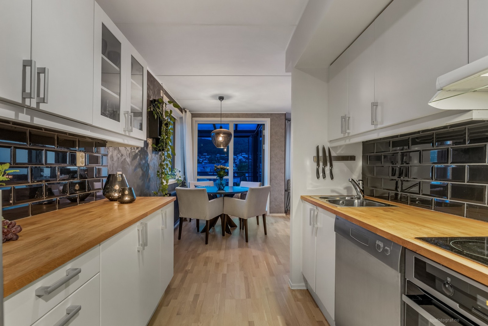 Kjøkken mot spiseplass. Galleribilde