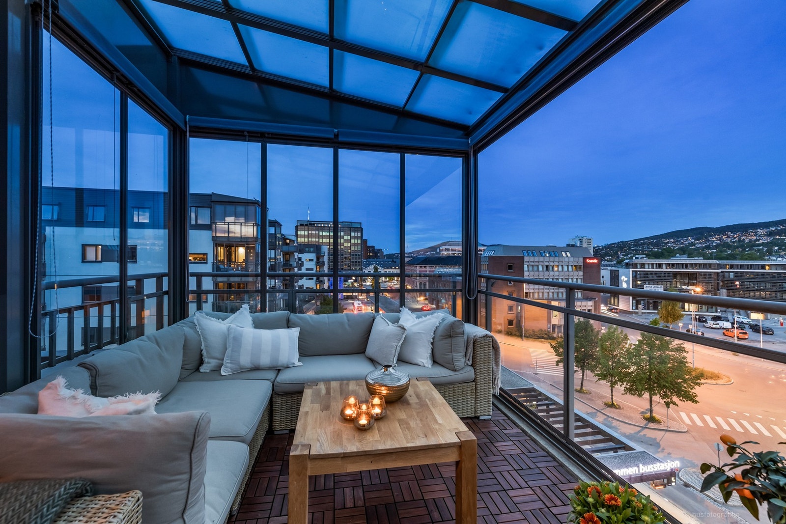 Solrik sørvendt innglasset balkong på ca. 12 kvm. Galleribilde