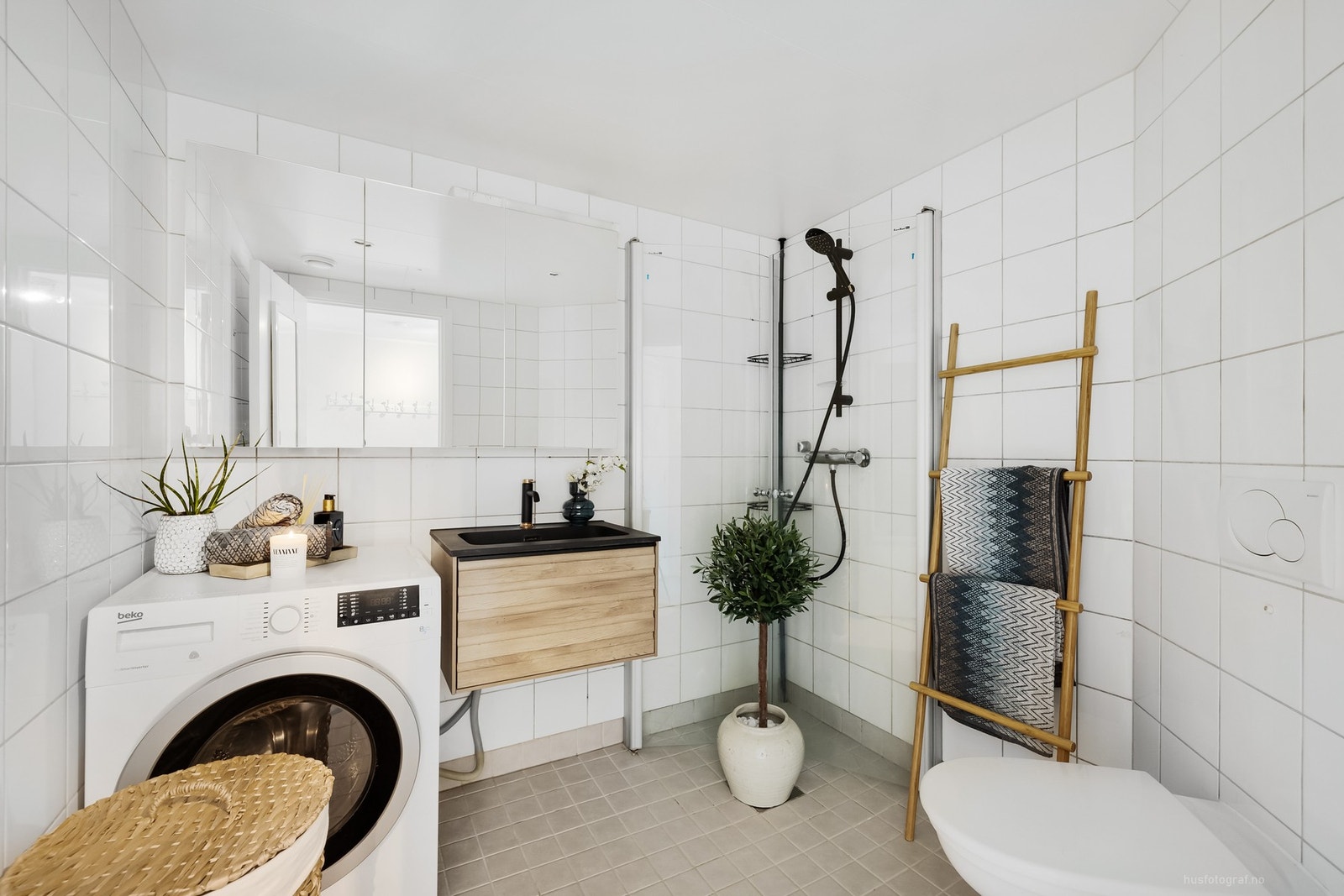 Pent bad med fliser på vegger og gulv og varmekabler i gulv. Galleribilde