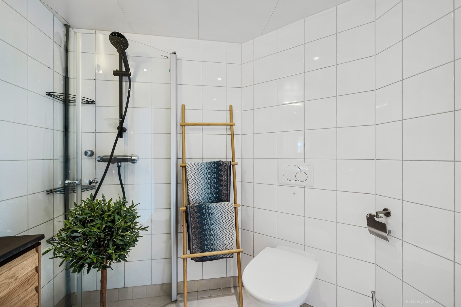 Dusjhjørne med plassbesparende, foldbare dusjdører. Galleribilde