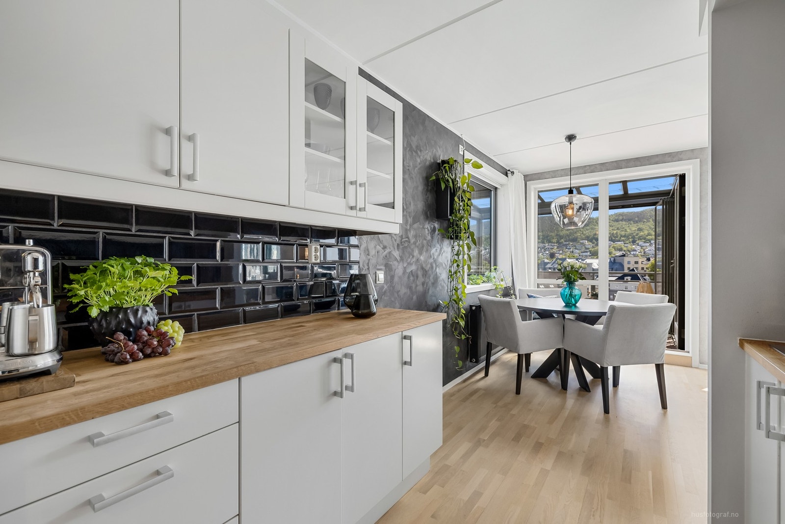 God benkeplass. Galleribilde