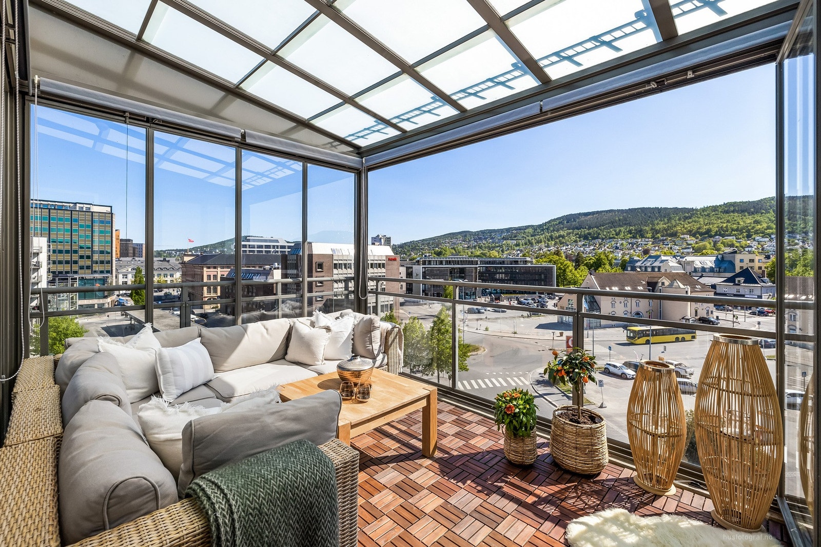 Gustav Waal og Eiendomsmegler 1 Dahl ønsker velkommen til Jernbanegata 8! Galleribilde