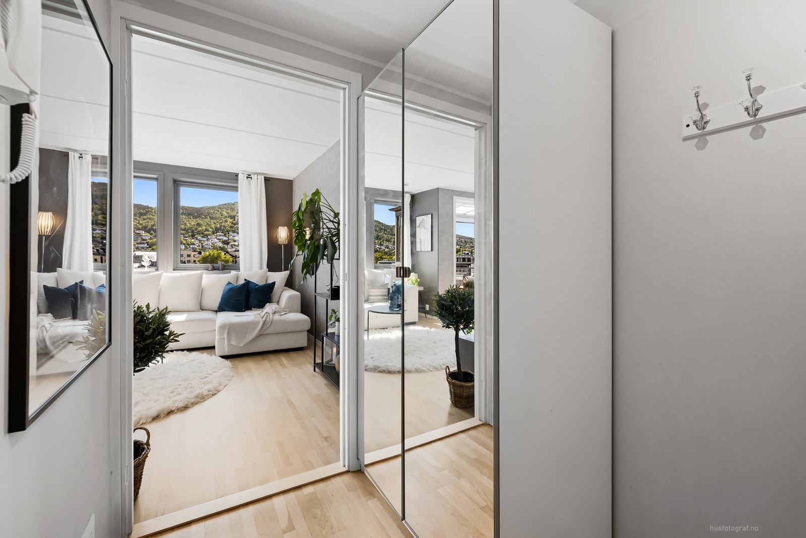 Garderobeskap med speil i gang. Galleribilde