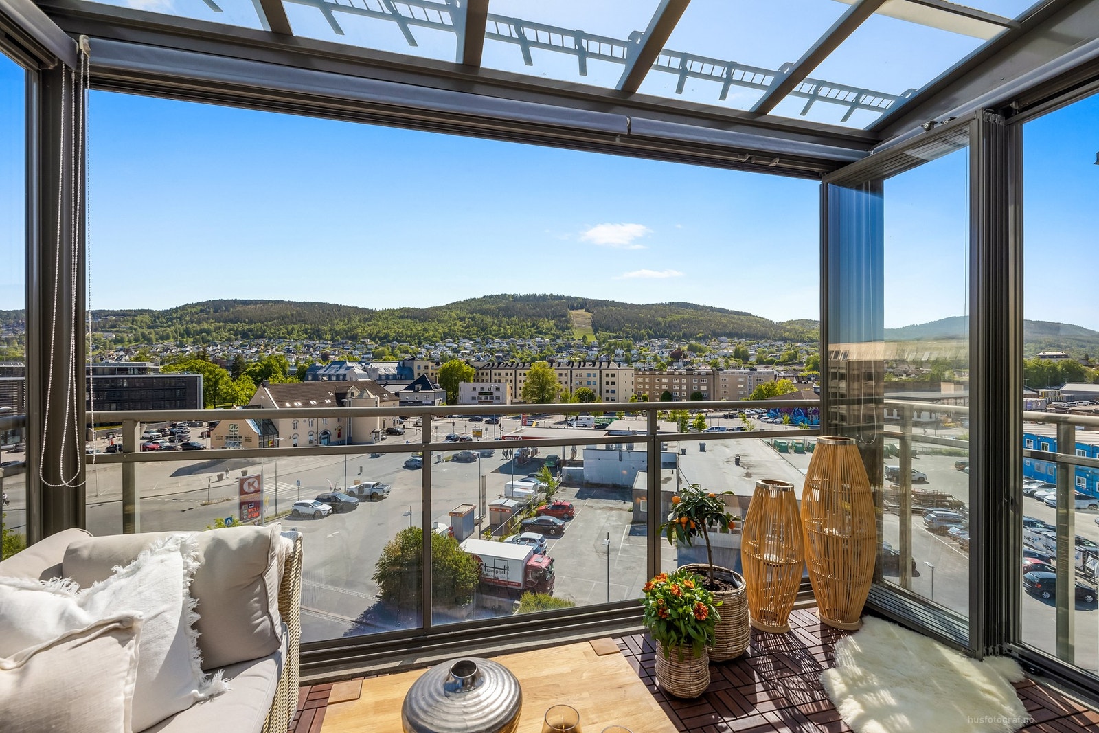 Solrik sørvendt innglasset balkong på ca. 12 kvm. Galleribilde