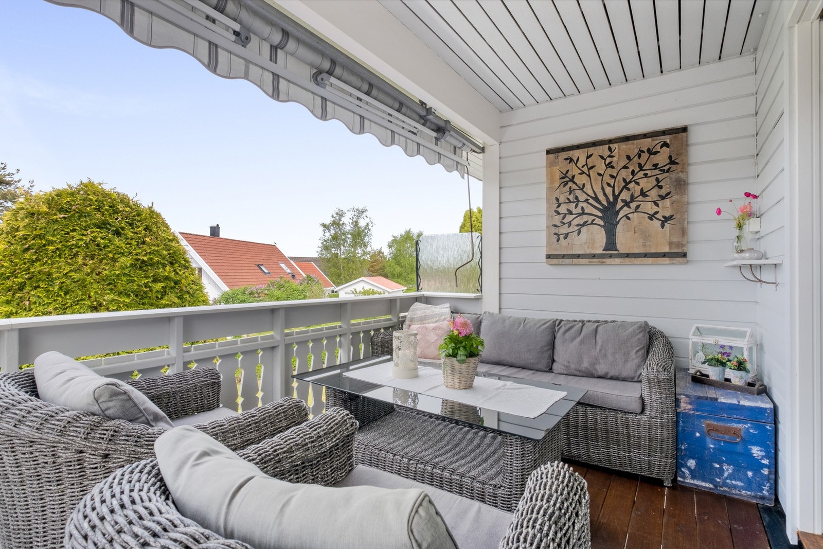Verandaen har plass til møblering i flere soner Galleribilde