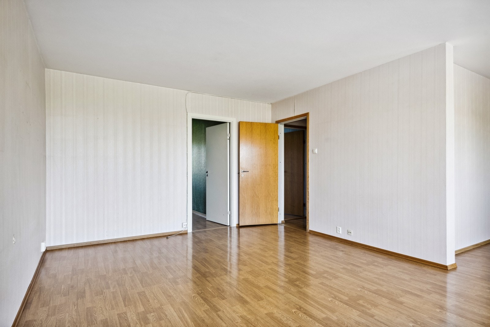 Stue med god plass til sofa og spisebord Galleribilde