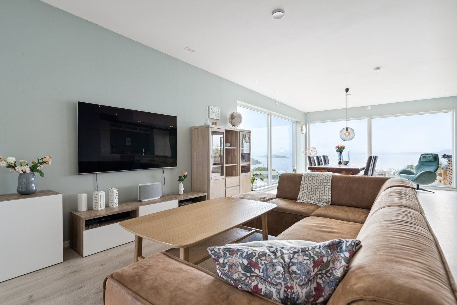 De store vinduene gir godt med naturlig lys og skaper en god atmosfære Galleribilde