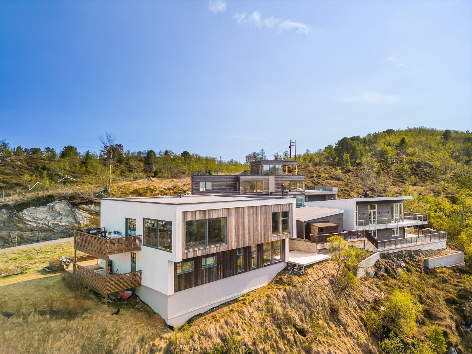 Boligen ligger høyt i terrenget, noe som gir en fantastisk utsikt Galleribilde