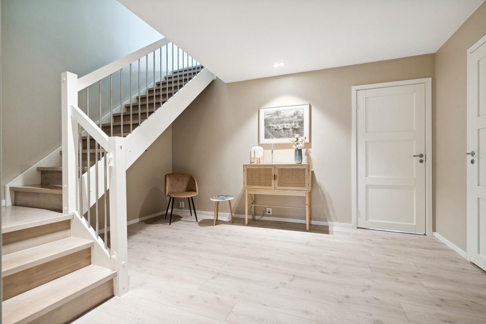 Hall/trapp opp til 2.etasje Galleribilde