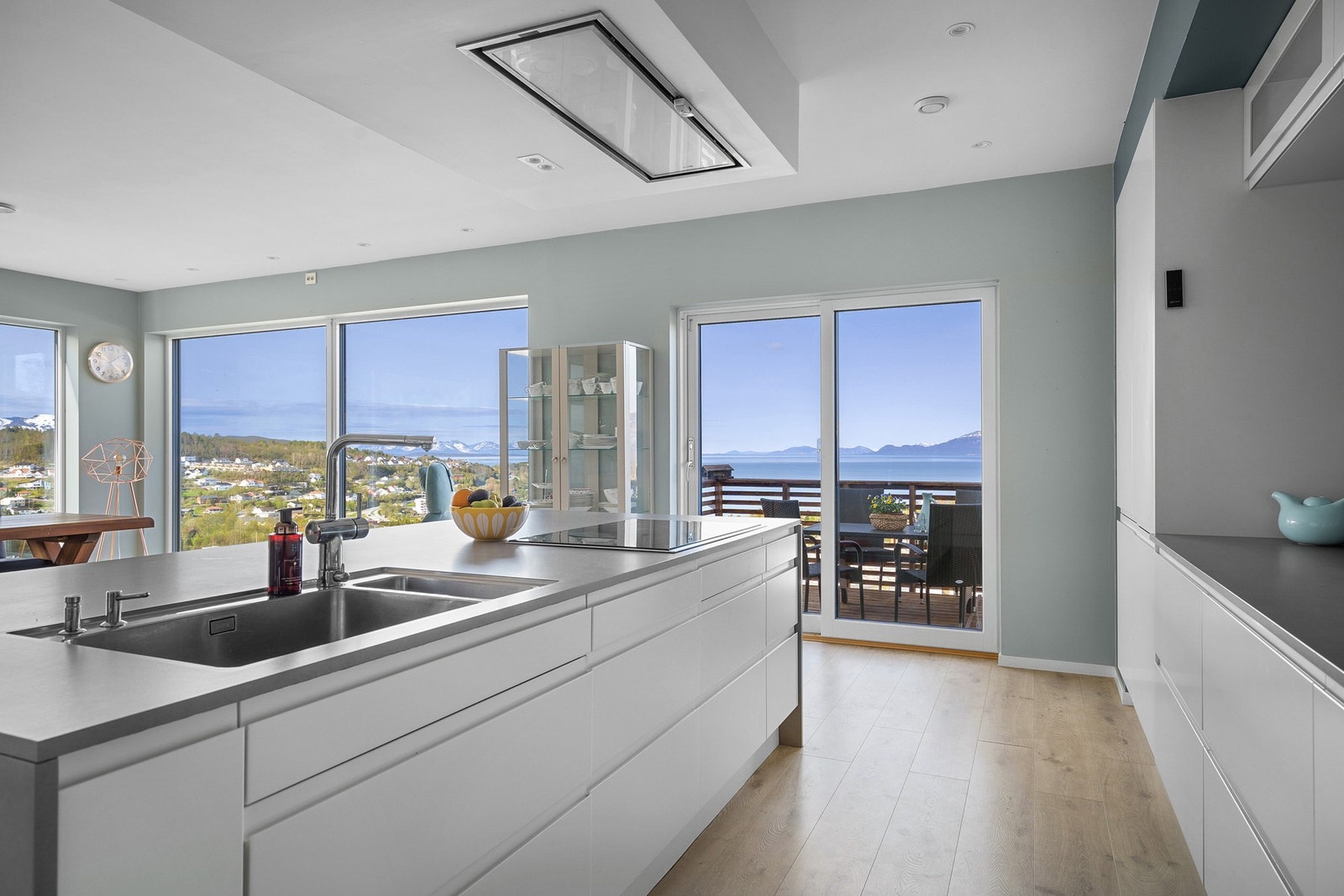 Fra kjøkkenet er det skyvedør ut til balkong Galleribilde