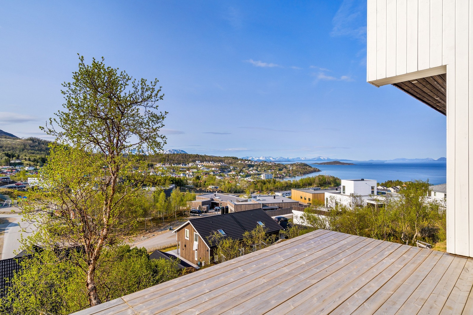 Sørvestvendt terrasse i front av carport Galleribilde