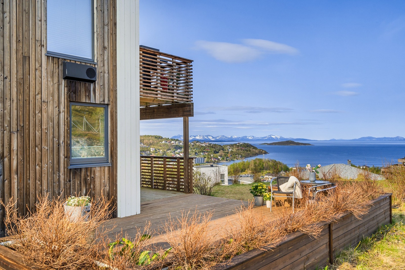 Terrasser og balkonger på flere sider av huset Galleribilde