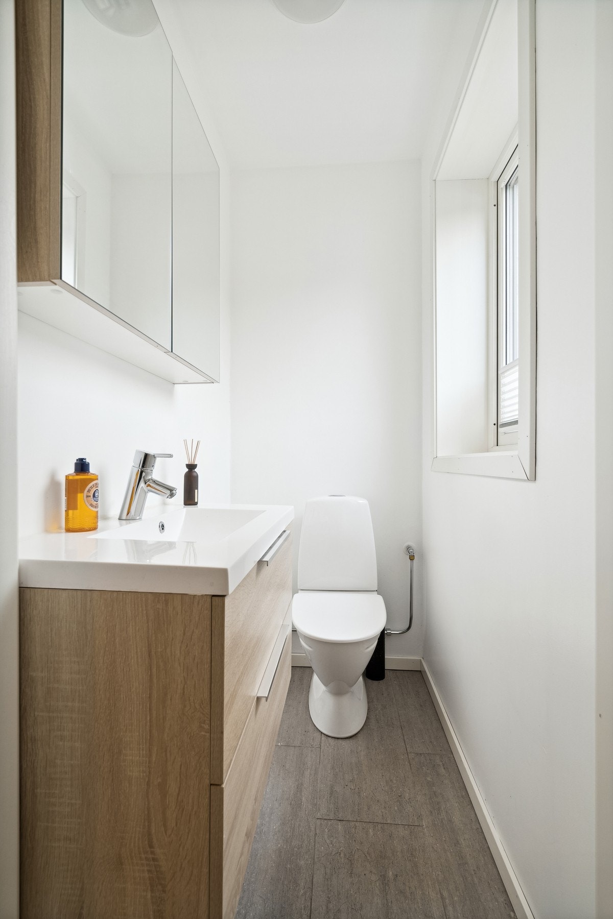 Toalettrom i tilknytning til vaskerom Galleribilde