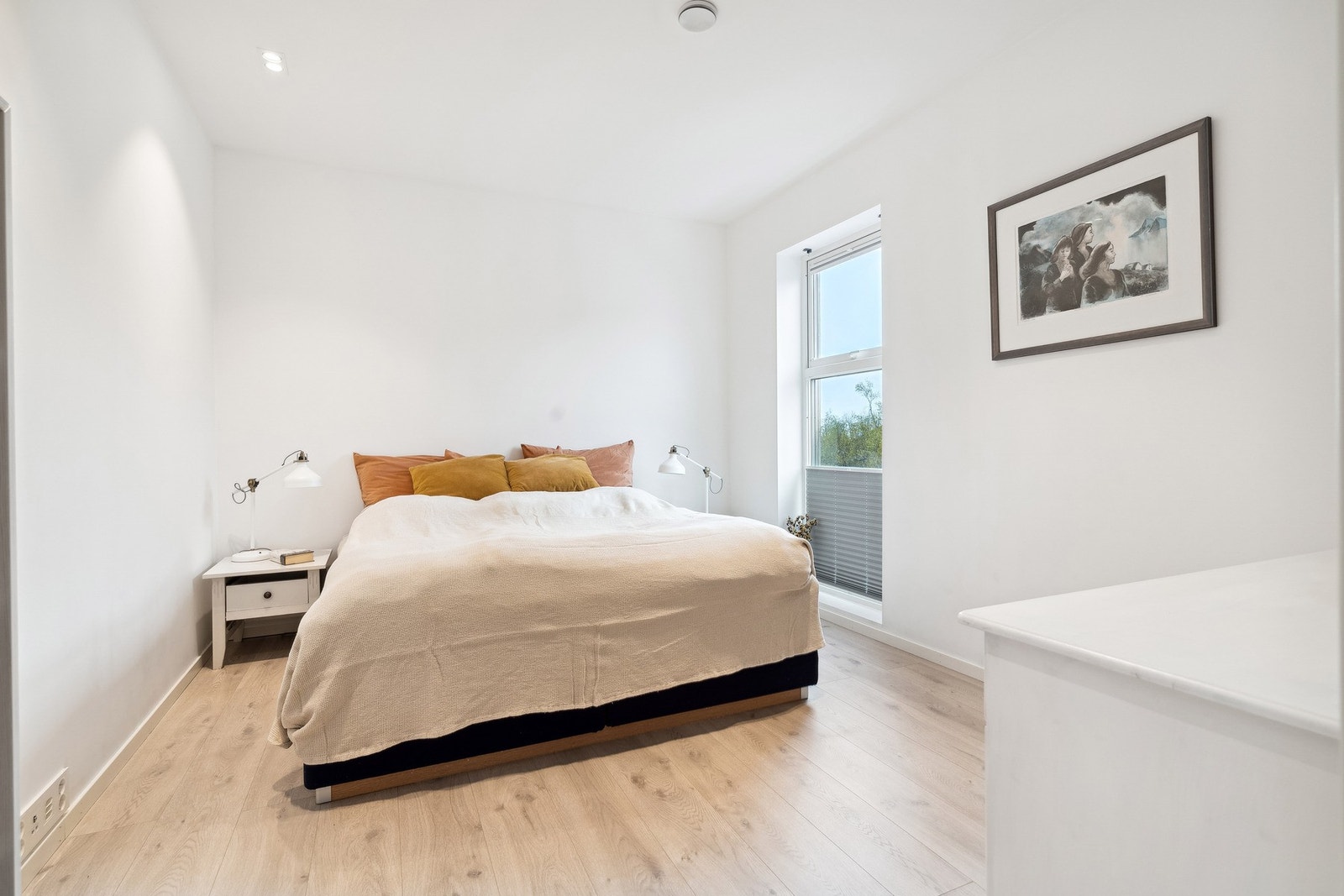 Hovedsoverommet - Her er lyst gulv og hvite slette overflater på vegger og i tak Galleribilde