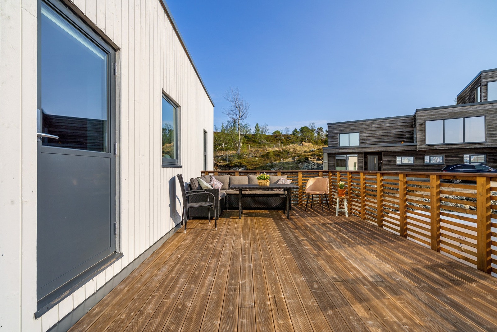 Sørvestvendt balkong med utgang fra kontoret Galleribilde