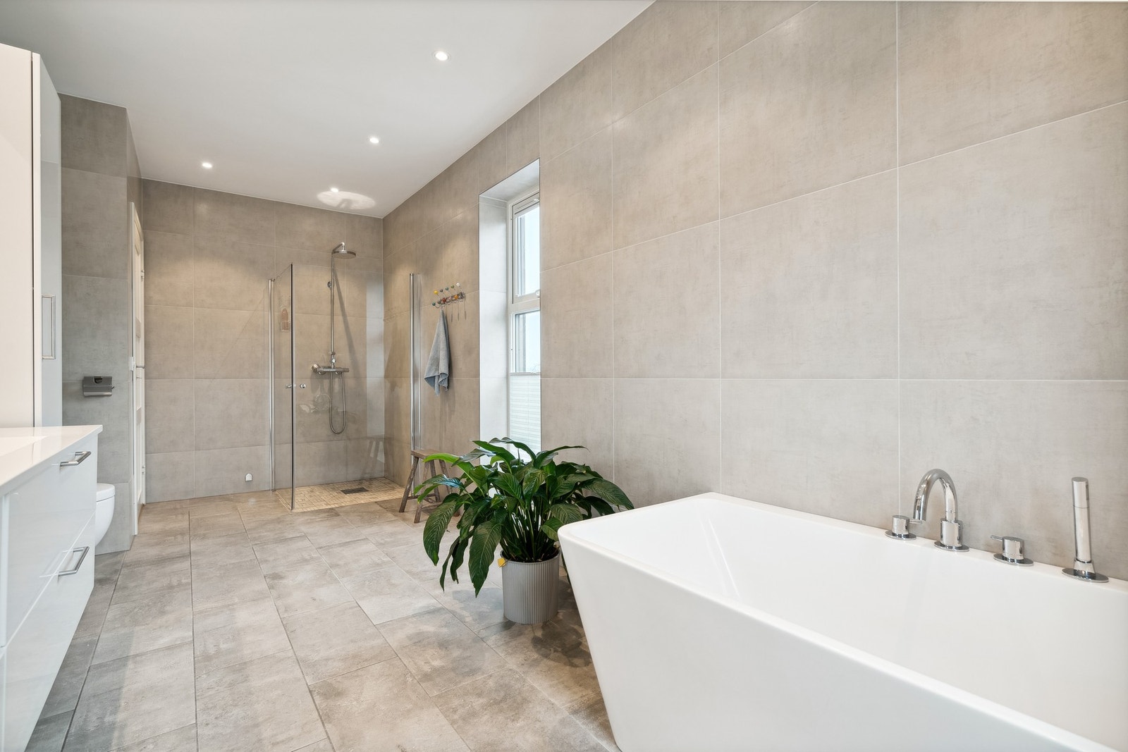 På badet er det dusjhjørne med innsvingbare dører Galleribilde