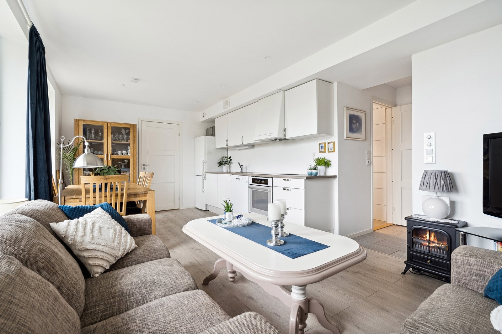 Utleiedelen har åpen stue/kjøkken løsning - det er også god plass til et spisebord Galleribilde