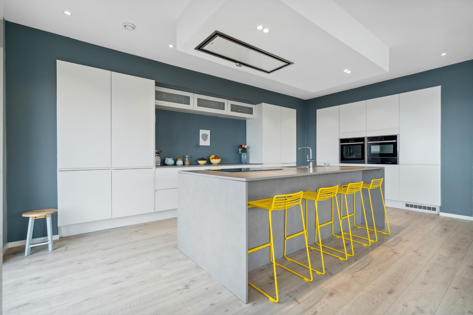 Innholdsrikt og pent kjøkken med slette flater Galleribilde