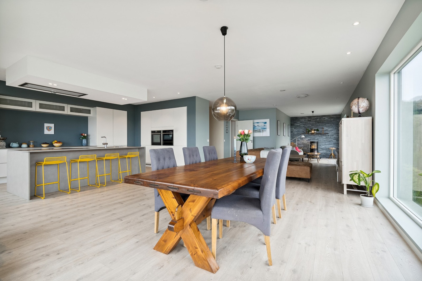 I sum er "allrommet" ca 76 kvm stort Galleribilde