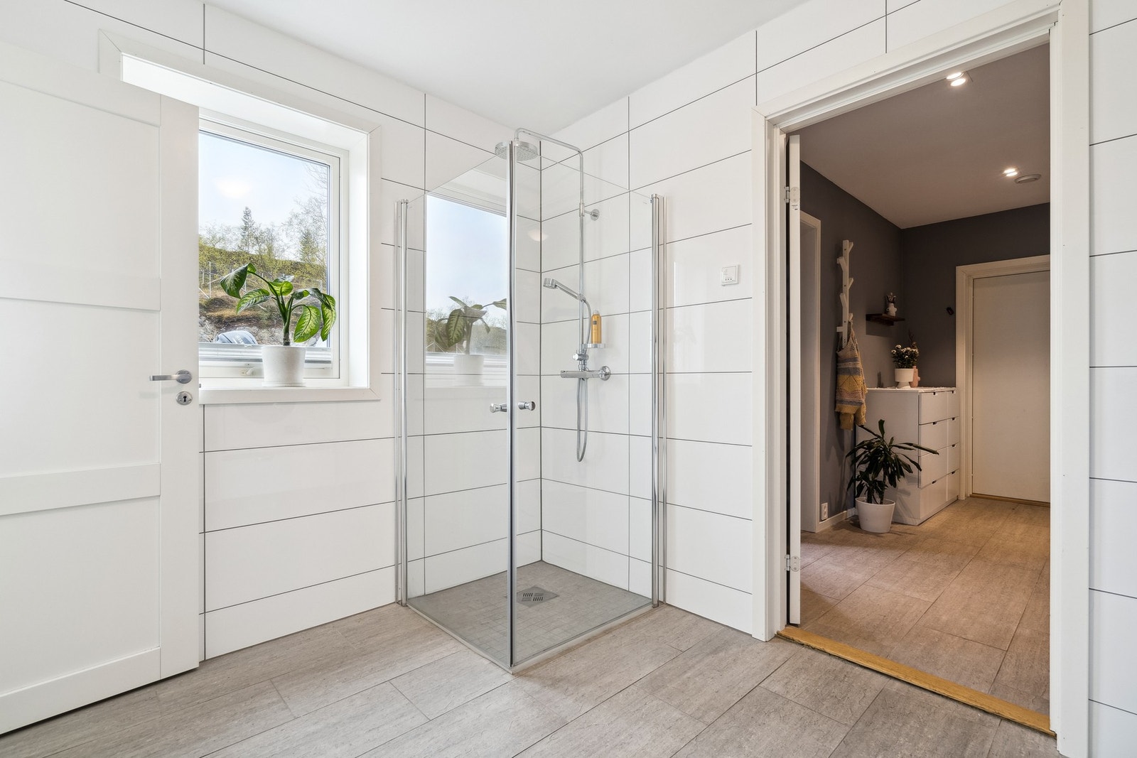 På vaskerommet er det en ekstra dusj Galleribilde